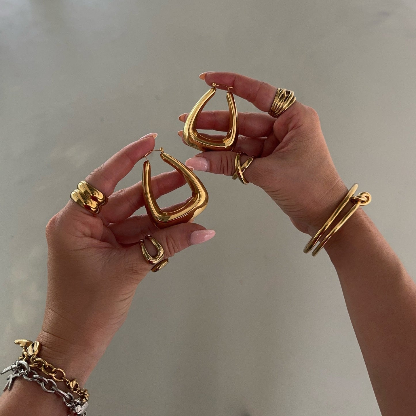 Raquel - Elegant Hoop Earrings